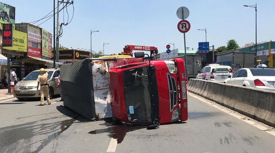 Xe táº£i láº­t giá»¯a ÄÆ°á»ng, ngÃ n ngÆ°á»i bÆ¡ phá» trong náº¯ng gáº¯t á» TP HCM - áº¢nh 1.