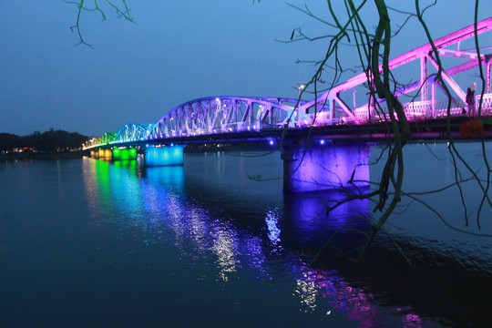Ngắm cầu Trường Tiền lung linh trong đêm - Ảnh 2.