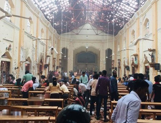 Sri Lanka: Nhà thờ và khách sạn bị đánh bom, ít nhất 138 người chết - Ảnh 1.