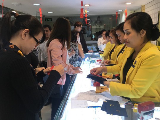 Tiệm vàng trang sức, kim cương cũng treo bảng giảm giá Black Friday - Ảnh 1.