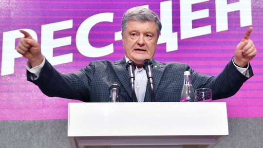 Bầu cử Ukraine: Tổng thống Poroshenko bị diễn viên hài đánh bại - Ảnh 2.