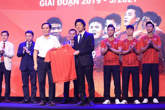 Dàn sao đội tuyển Việt Nam rạng rỡ trong ngày có nhà tài trợ mới - Ảnh 2.