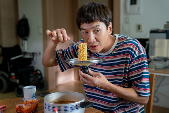 Hươu cao cổ Lee Kwang Soo rạng rỡ tại TP HCM - Ảnh 4.