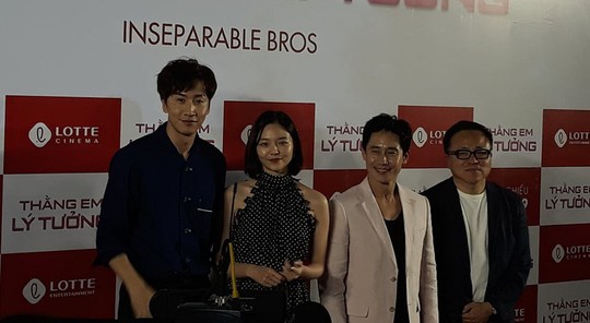 Hươu cao cổ Lee Kwang Soo rạng rỡ tại TP HCM - Ảnh 3.