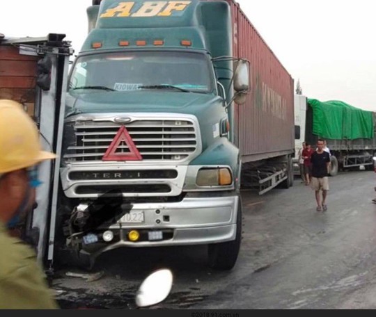 3 xe container, 1 xe tải tông liên hoàn trên quốc lộ 1, 2 người nhập viện cấp cứu - Ảnh 2.