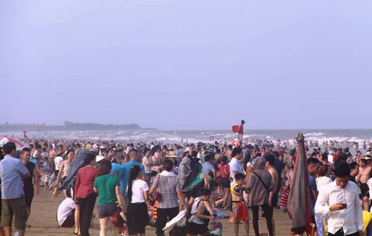 Biển Sầm Sơn ken đặc người trong ngày đầu nghỉ lễ 30-4 và 1-5 - Ảnh 2.
