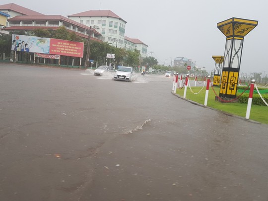 Trời nắng gắt mấy tháng qua bỗng đổ mưa vàng, giải nhiệt cho người dân Tây Đô - Ảnh 2.