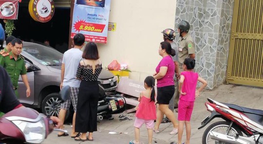 TP HCM: Tài xế miệng sùi bọt, la hét sau khi tông cùng lúc 2 xe máy - Ảnh 1.