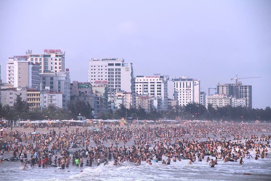 Biển Sầm Sơn ken đặc người trong ngày đầu nghỉ lễ 30-4 và 1-5 - Ảnh 1.