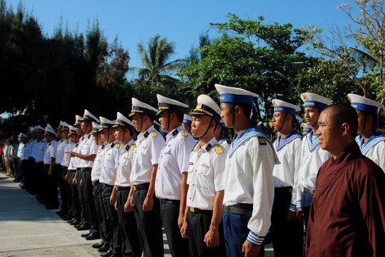 Đặc biệt lễ chào cờ ở Trường Sa của Việt kiều từ khắp nơi trên thế giới - Ảnh 12.