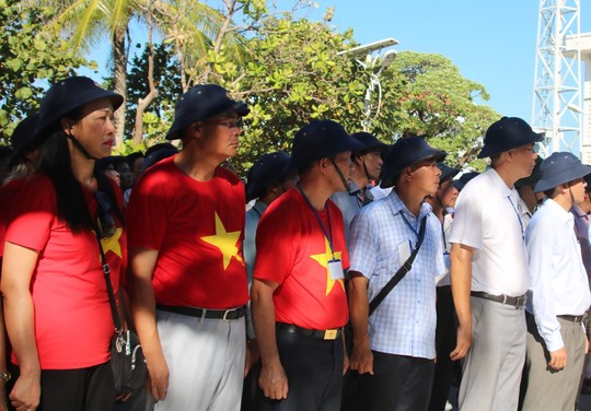 Đặc biệt lễ chào cờ ở Trường Sa của Việt kiều từ khắp nơi trên thế giới - Ảnh 15.