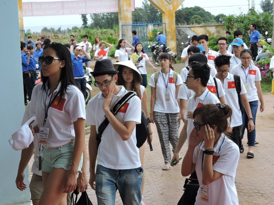 Du khách tham quan đảo Lý Sơn trong dịp lễ tăng kỷ lục