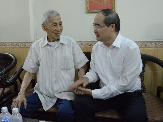 Bí thư Thành ủy TP HCM Nguyễn Thiện Nhân ân cần thăm hỏi gia đình chính sách - Ảnh 1.