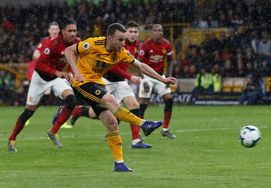 Vua thẻ ra oai, Man United gục ngã trước Wolverhampton - Ảnh 4.