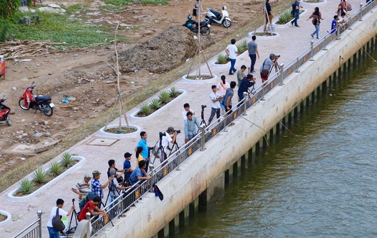 TP HCM: Dòng người nườm nượp đi sớm đặt chỗ chờ bắn pháo hoa - Ảnh 2.