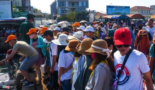 Bất chấp nắng nóng dòng người vẫn đổ về đảo Lý Sơn để giải nhiệt - Ảnh 3.