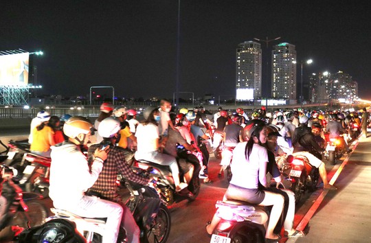 TP HCM: Hàng ngàn người đổ dồn xem pháo hoa, nhiều tuyến đường kẹt cứng - Ảnh 8. TP HCM: Hàng ngàn người đổ dồn xem pháo hoa, nhiều tuyến đường kẹt cứng - Ảnh 8.