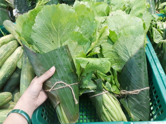 Thực phẩm gói bằng lá chuối ở siêu thị hút khách - Ảnh 4.
