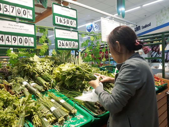 Thực phẩm gói bằng lá chuối ở siêu thị hút khách