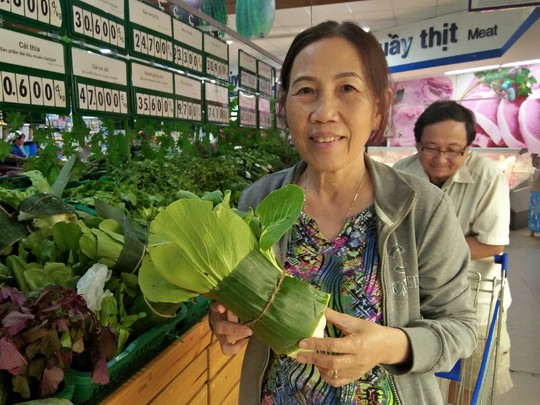 Thực phẩm gói bằng lá chuối ở siêu thị hút khách - Ảnh 1.