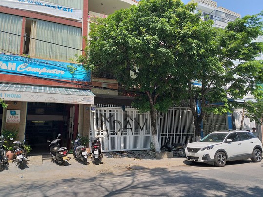 Vụ sàm sỡ bé gái: Nhà cựu Phó viện trưởng VKSND Đà Nẵng bị vẽ bậy, ném rác - Ảnh 2.