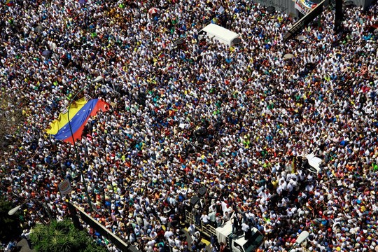 Venezuela: Hàng chục ngàn người biểu tình đòi điện, nước - Ảnh 2.