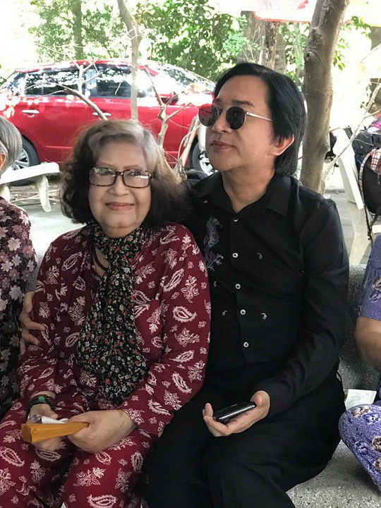 NSƯT Diệu Hiền: Bệnh tim thòng, không thể lên sân khấu nhưng vẫn ca vọng cổ - Ảnh 2. NSƯT Diệu Hiền: Bệnh tim thòng, không thể lên sân khấu nhưng vẫn ca vọng cổ - Ảnh 2.