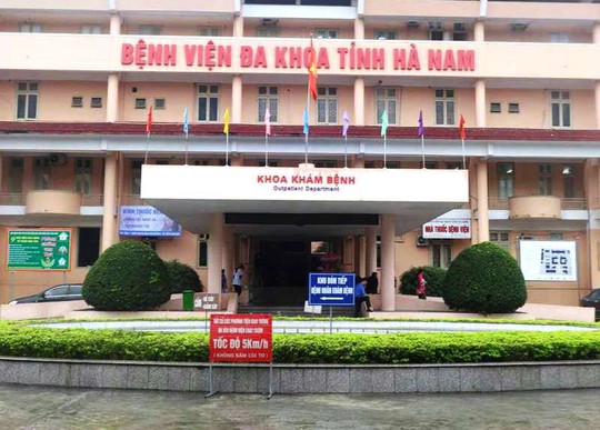 Cảnh sát bắt 5 bác sĩ, nhân viên Bệnh viện Đa khoa tỉnh Hà Nam - Ảnh 1.