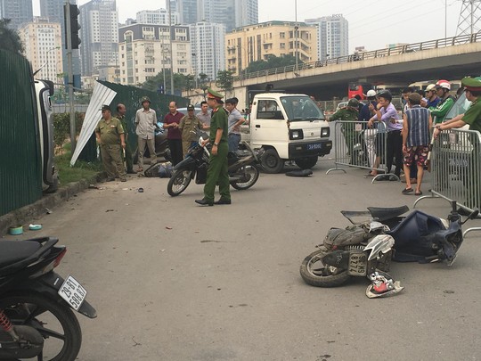 Ôtô tông hàng loạt xe máy dừng đèn đỏ do nữ tài xế đạp nhầm chân ga? - Ảnh 1.