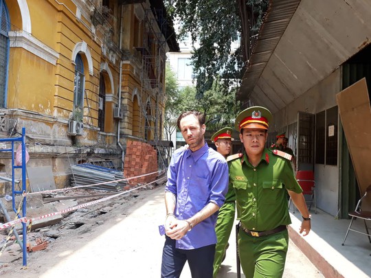 Ong Tay say xin khong biet da tong chet nguoi di xe dap