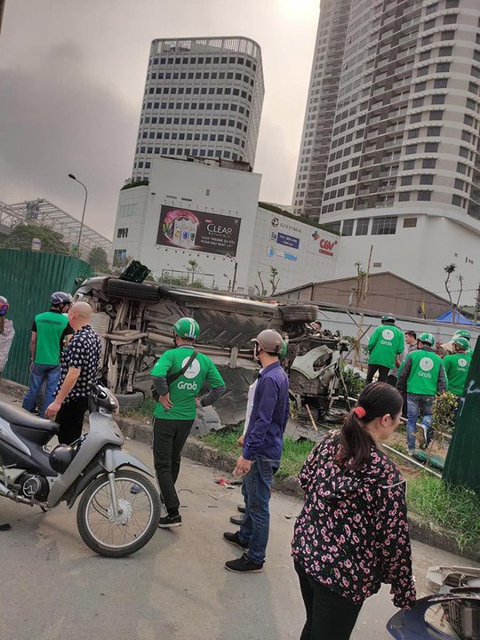 Ôtô tông hàng loạt xe máy dừng đèn đỏ do nữ tài xế đạp nhầm chân ga? - Ảnh 2.