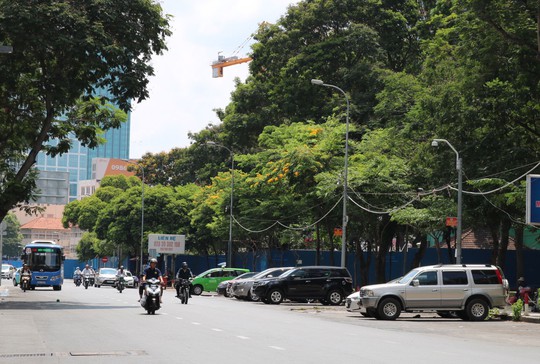 Bắt đầu đổi chủ bãi đỗ ôtô dưới lòng đường - Ảnh 1.