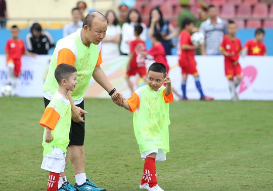 HLV Park Hang-seo gieo mơ ước cho cầu thủ nhí Việt Nam - Ảnh 1.