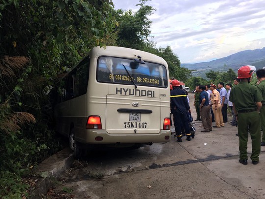 Xe khách tông vách núi, 18 sinh viên nước ngoài bị thương - Ảnh 3.