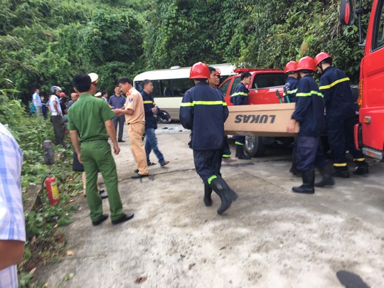 Xe khách tông vách núi, 18 sinh viên nước ngoài bị thương - Ảnh 2.