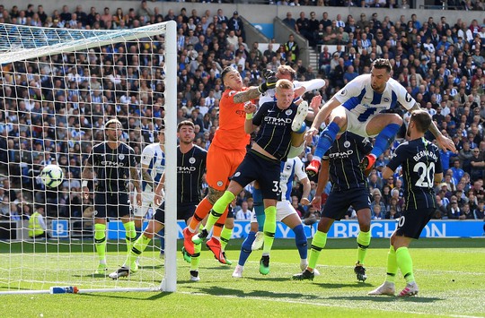 Tưng bừng đêm đăng quang, Man City rước cúp về Etihad - Ảnh 2.