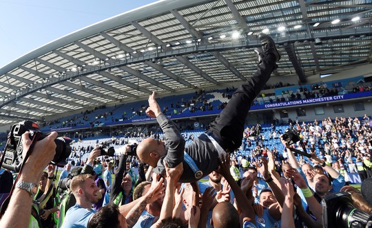 Tưng bừng đêm đăng quang, Man City rước cúp về Etihad - Ảnh 12.