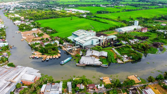 Một nhà máy đường ở Hậu Giang là thủ phạm khiến nước đen, cá chết hàng loạt - Ảnh 1.