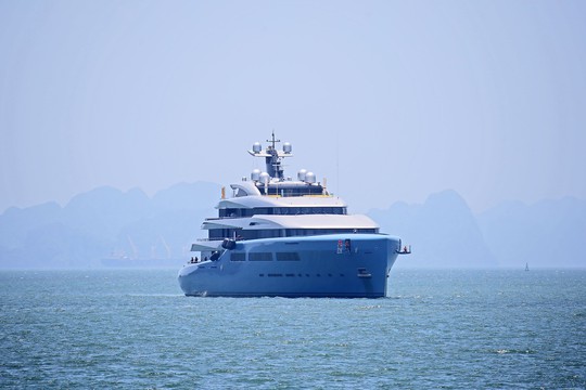 Cùng siêu du thuyền thăm vịnh Hạ Long, ông chủ Tottenham xem xét đưa đội bóng tới Việt Nam - Ảnh 2.