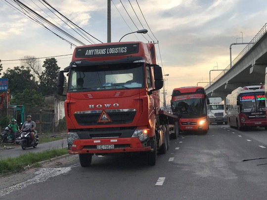 TP HCM: Xe khách biến dạng sau cú tông xe container, 1 người chết - Ảnh 1.