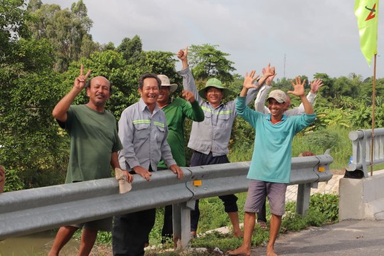 Người dân nô nức lưu thông qua cầu Vàm Cống - Ảnh 1.