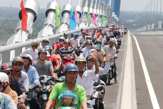 Người dân nô nức lưu thông qua cầu Vàm Cống - Ảnh 11.