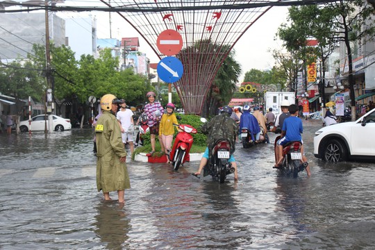 Sau cơn mưa trắng trời, CSGT Bạc Liêu giúp dân di chuyển trong biển nước - Ảnh 10.