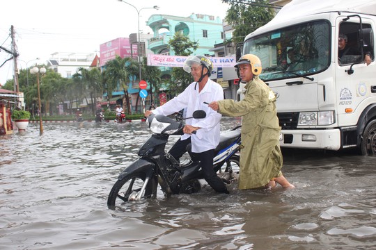 Sau cơn mưa trắng trời, CSGT Bạc Liêu giúp dân di chuyển trong biển nước - Ảnh 12.