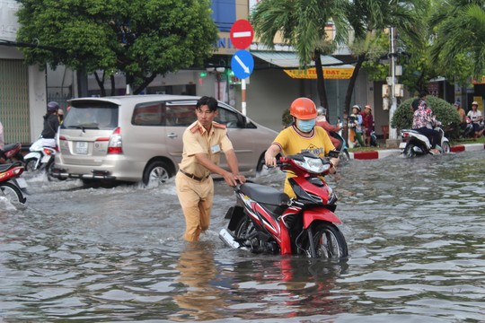 Sau cơn mưa trắng trời, CSGT Bạc Liêu giúp dân di chuyển trong biển nước - Ảnh 14.