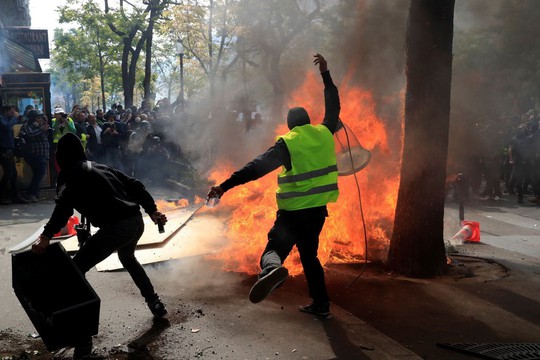 Hàng chục ngàn người biểu tình, Pháp chìm trong bạo loạn - Ảnh 1.