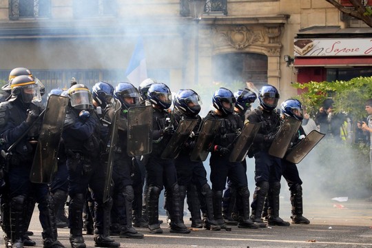 Hàng chục ngàn người biểu tình, Pháp chìm trong bạo loạn - Ảnh 2.
