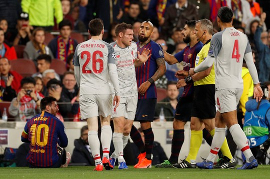 Báo chí Anh tố Messi chơi bẩn trước siêu phẩm đá phạt - Ảnh 3.