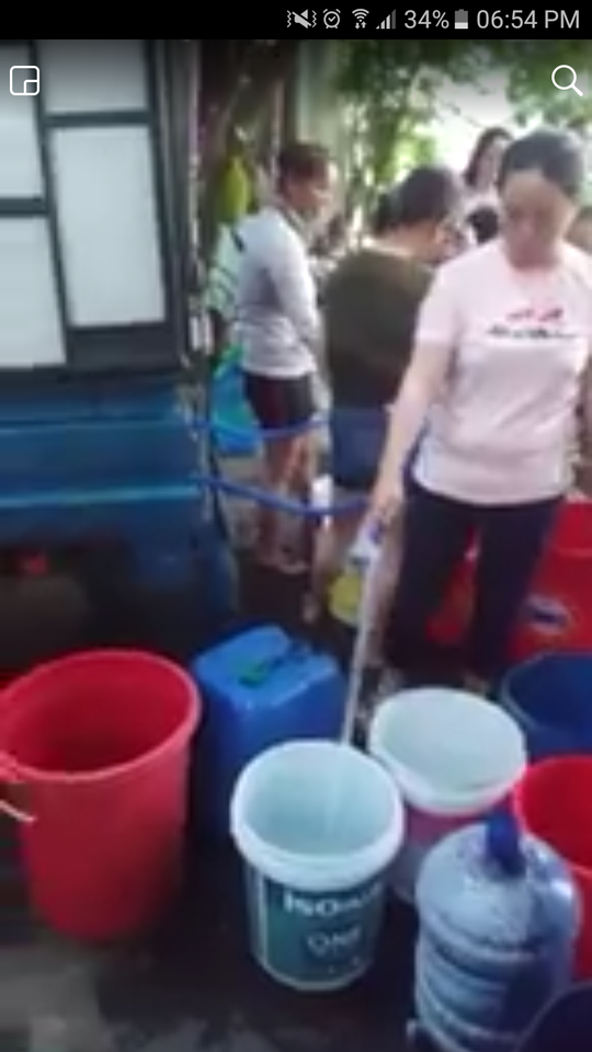 Đà Nẵng: Người dân vật vã dùng thùng nhựa đi hứng nước sạch - Ảnh 4.