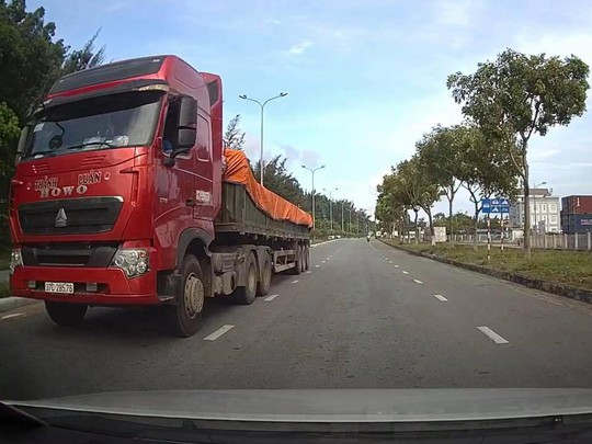 Xử phạt xe đầu kéo ngang nhiên chạy ngược chiều trên đường có biển cấm - Ảnh 1.